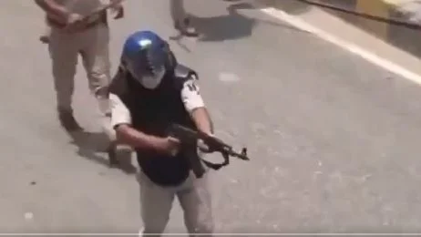 విద్యార్థుల నిరసనల్లో ఎకె 47 కాల్పుల కలకలం