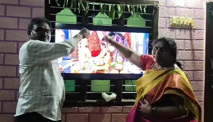 టీవీలో కూతురి పెళ్లి.. ఆన్లైన్లో అక్షింతలు! కన్నీళ్లతో ఆశీర్వాదం!