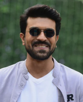 చిరంజీవి బర్త్డే వేడుకల తర్వాత హైదరాబాద్కు రామ్ చరణ్.. చేతికి కట్టుతో కనిపించిన మెగా పవర్ స్టార్