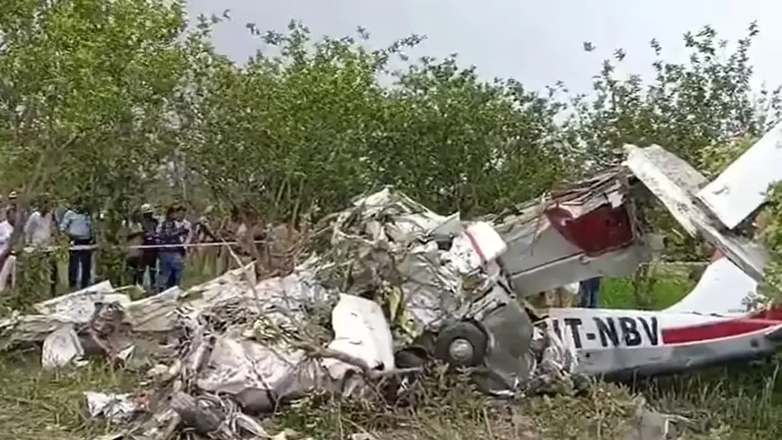Tragic Plane Crash in Kanpur.. Two Pilots Killed!