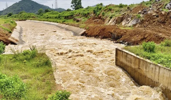 సీతారామ ప్రాజెక్ట్ రాజీవ్ లింక్ కాలువకు మళ్లీ నష్టం.. నాణ్యతపై రైతుల ఆందోళన