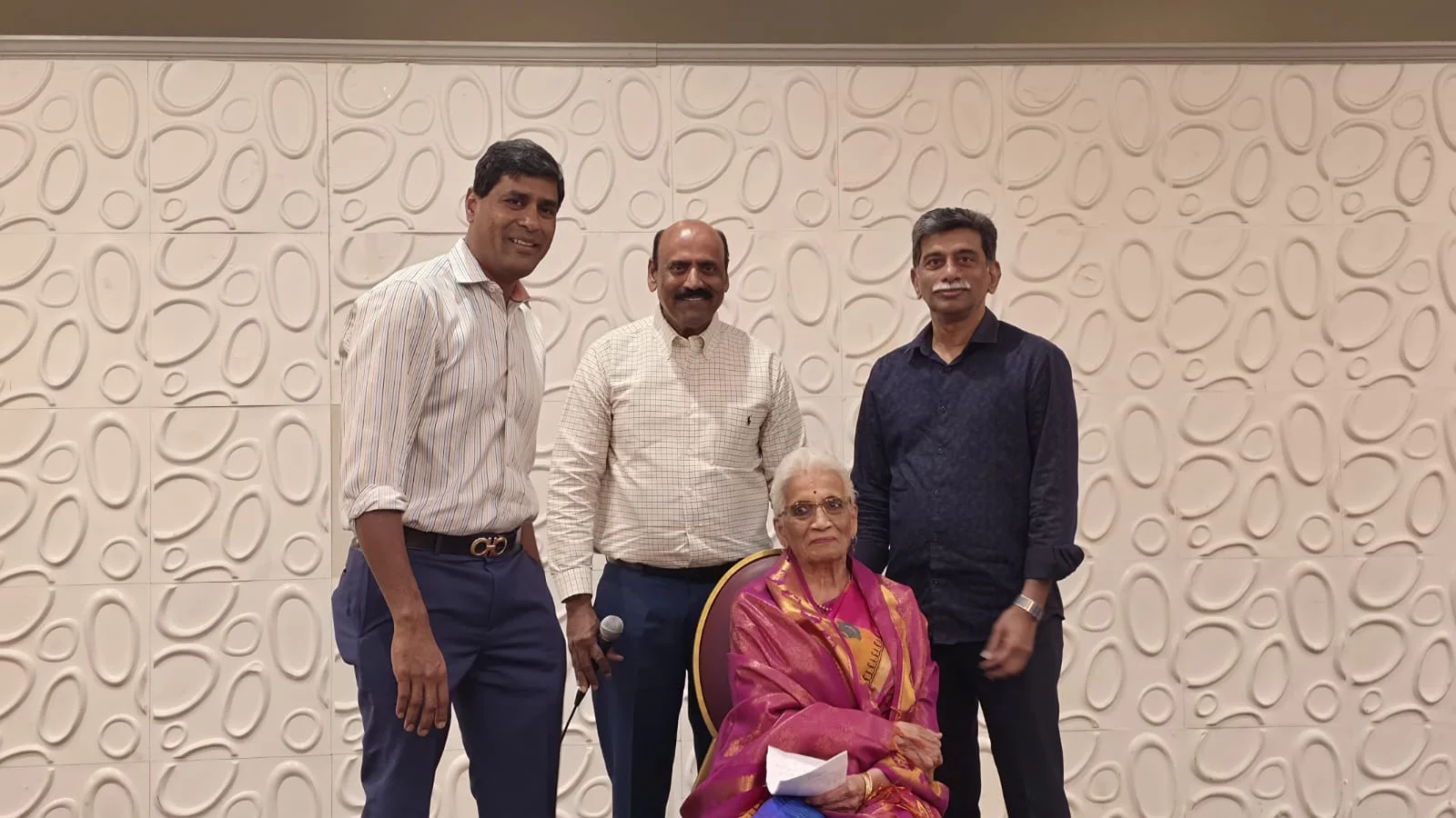 డాలస్లో డా. భానుమతి ఇవటూరికి జీవిత సాఫల్య పురస్కారం.. 50 ఏళ్లకు పైగా సామాజిక సేవకు ఘన సన్మానం (6)